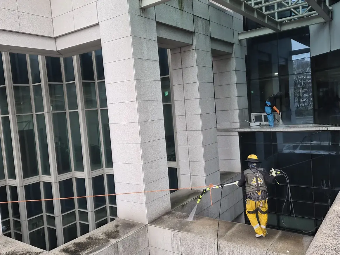 서천군 문산면 상가건물 옥상 파라펫 장비 주변 정밀 위생청소 사례 - 행진크린