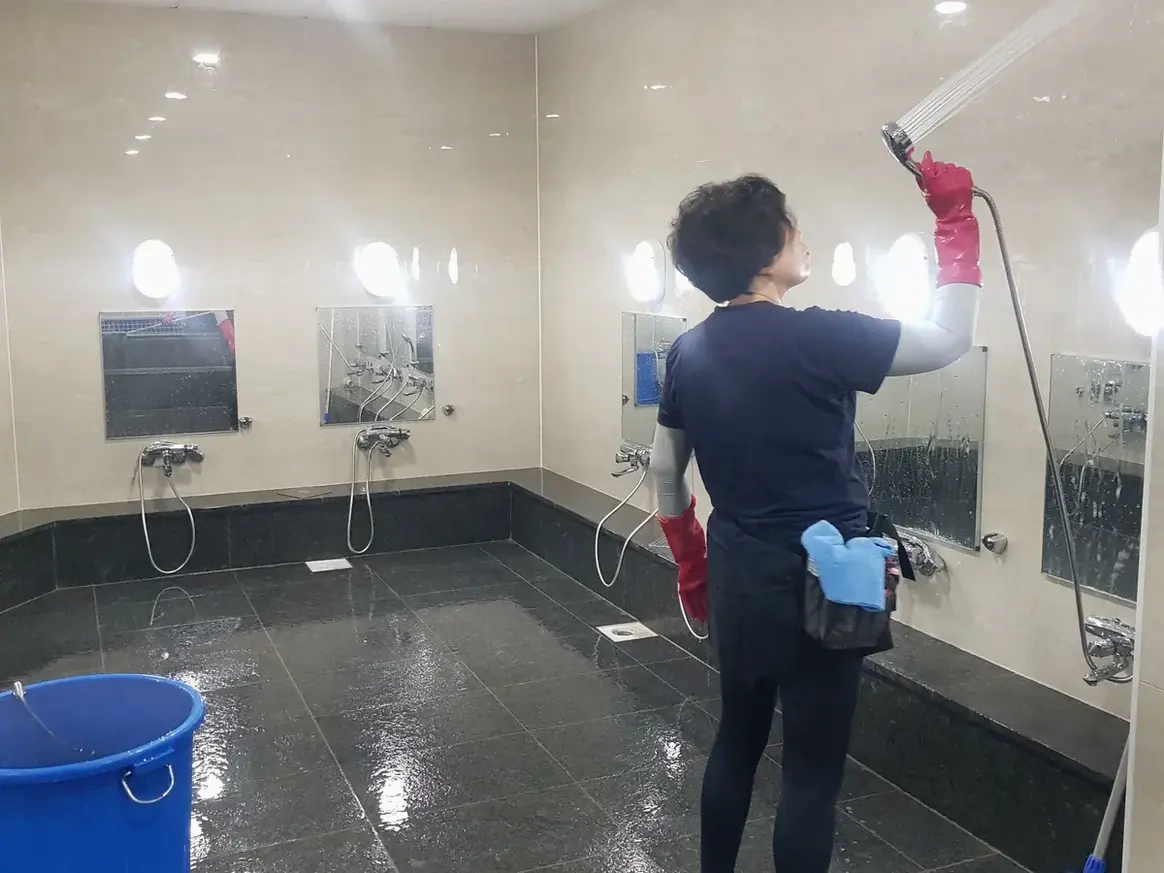 아산시 신창면 목욕탕 탈의실·파우더룸 바닥 위생청소 사례 - 행진크린